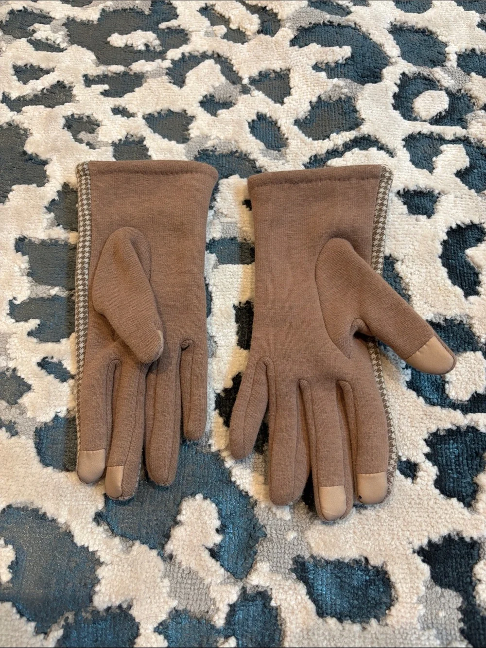 Classic Houndstooth Women's Gloves in Tan